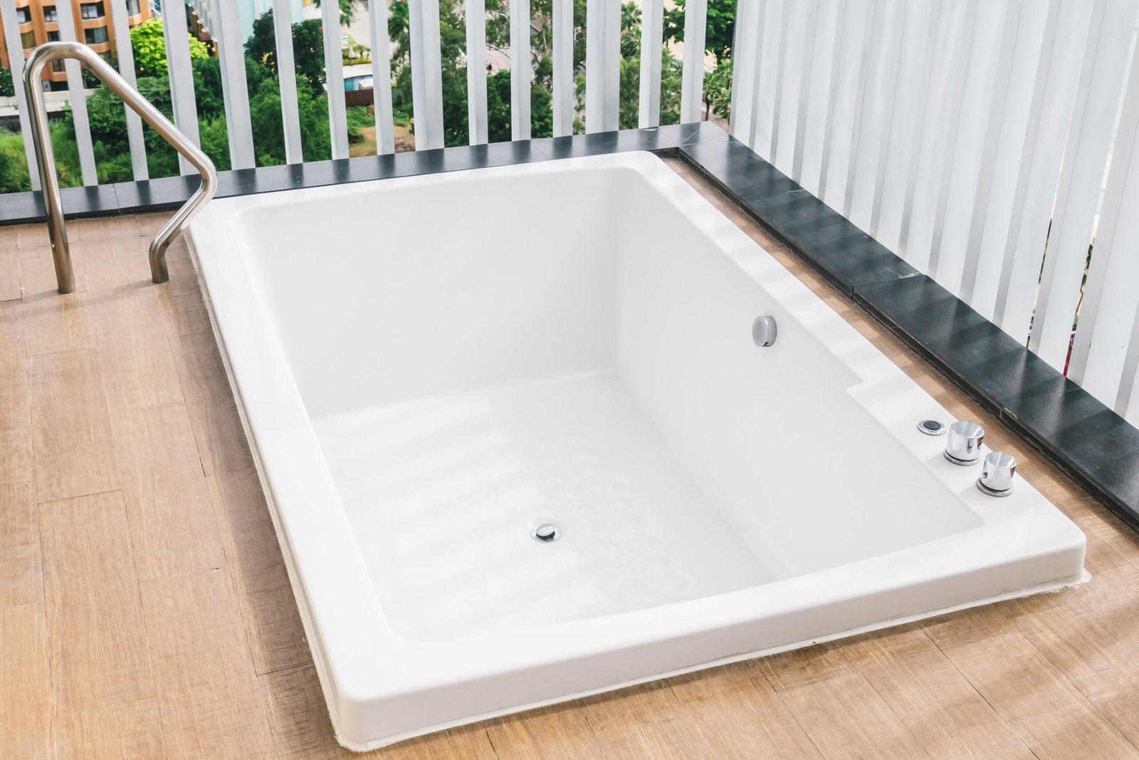 how to paint a fiberglass bathtub
